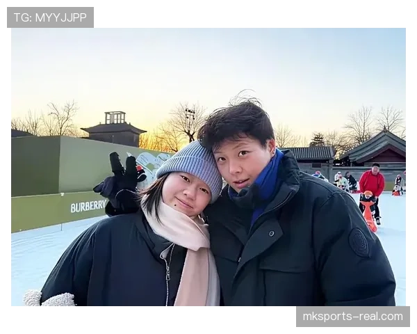 陈艺文刚下车那一刻像走红毯，手里拎着外卖袋——这反差也太好笑了